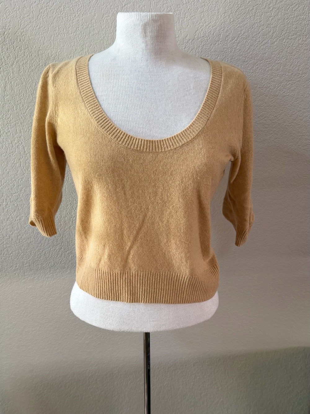 Frame Short Sleeve Scoop Neck cashmere sweater in Camel